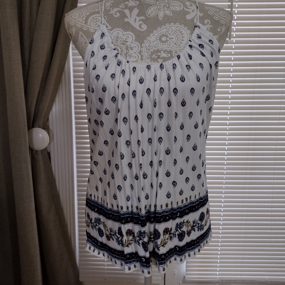 🌺FREE WITH PURCHASE OVER $10***WHITE OLD NAVY STRAPPY TOP